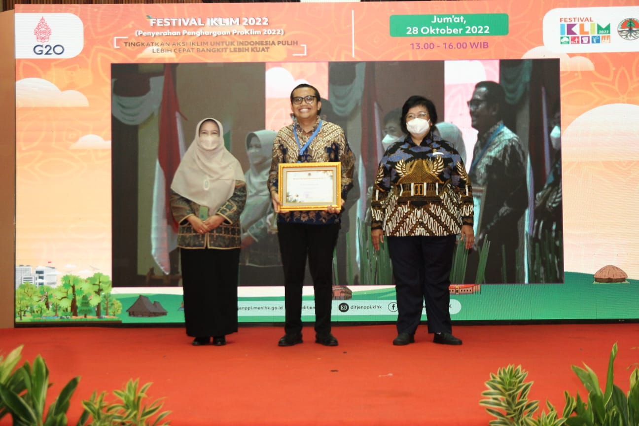  Head of Social Engagement Astra, Triyanto, menerima penghargaanProklim 2022 dari Menteri Lingkungan Hidup dan Kehutanan Siti Nurbaya