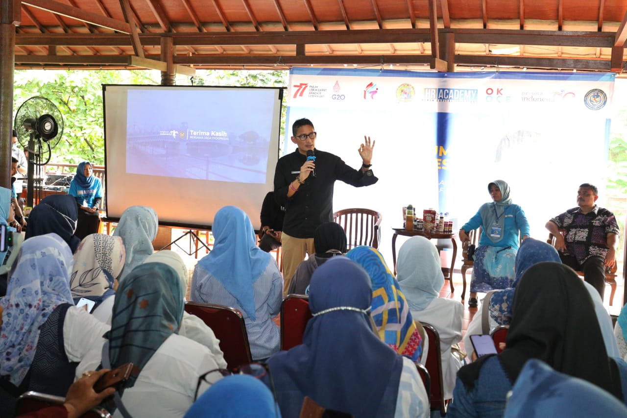 Menparekraf Sandiaga Uno menghadiri pelatihan Digitalisasi Pemasaran untuk UMKM di RM Jagawara, Kota Tangerang, Banten.