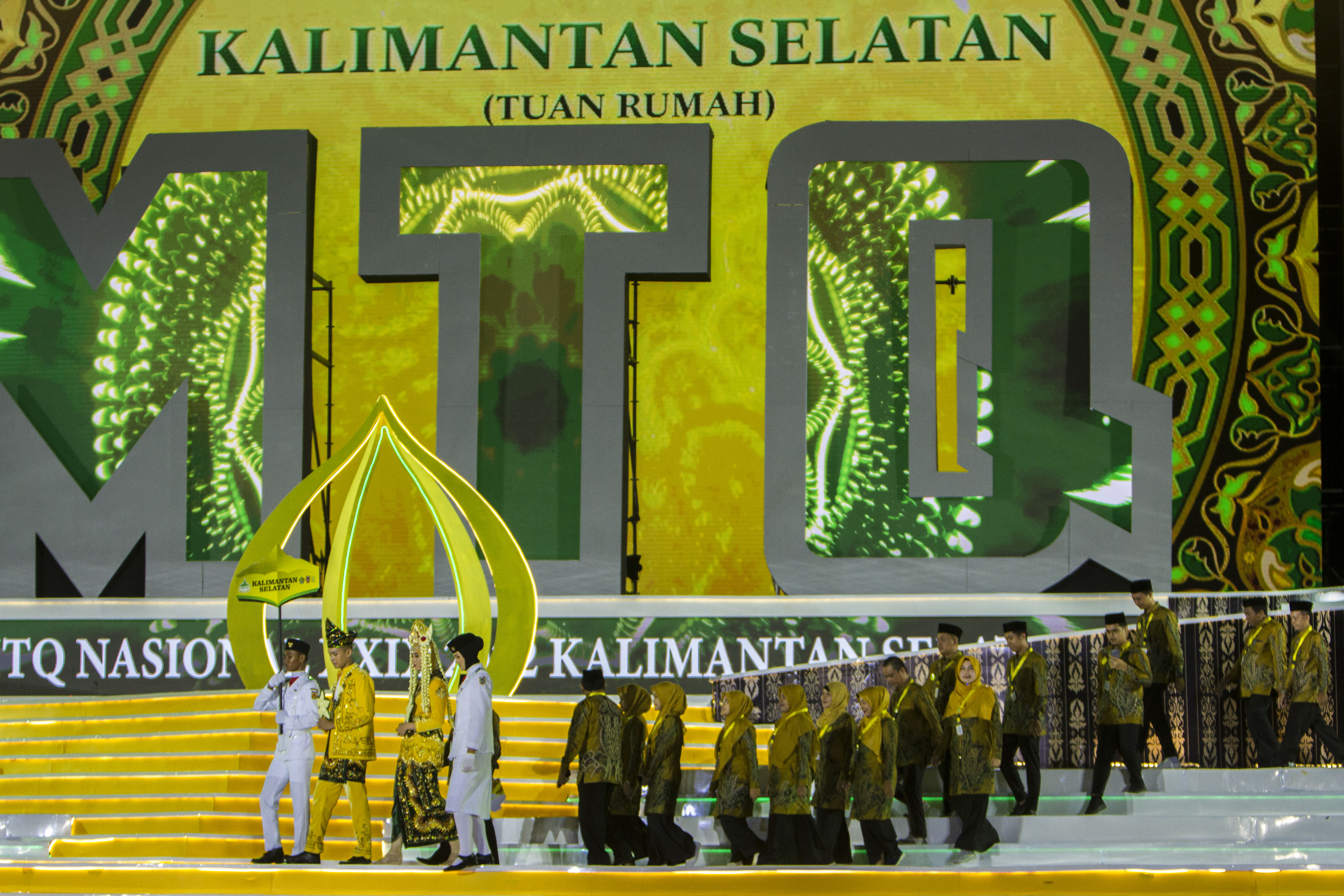 Kafilah tuan rumah saat defile kontingen pada pembukaan MTQ ke-29 di Kalimantan Selatan, Rabu (12/10).