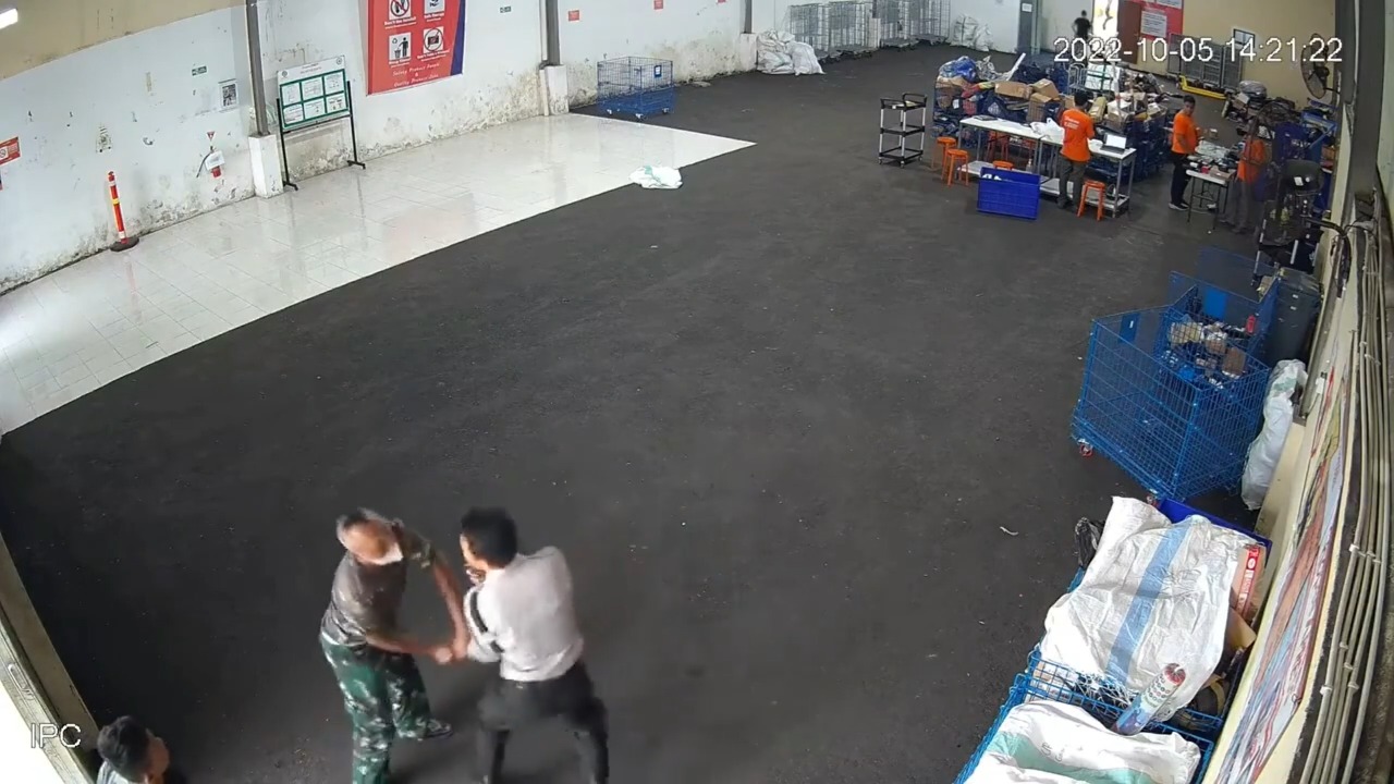 MS memukul wajah satpam Shopee Xpress di gudang Shopee di Gianyar, Bali, Rabu (5/10) sekitar pukul 15.00 Wita.