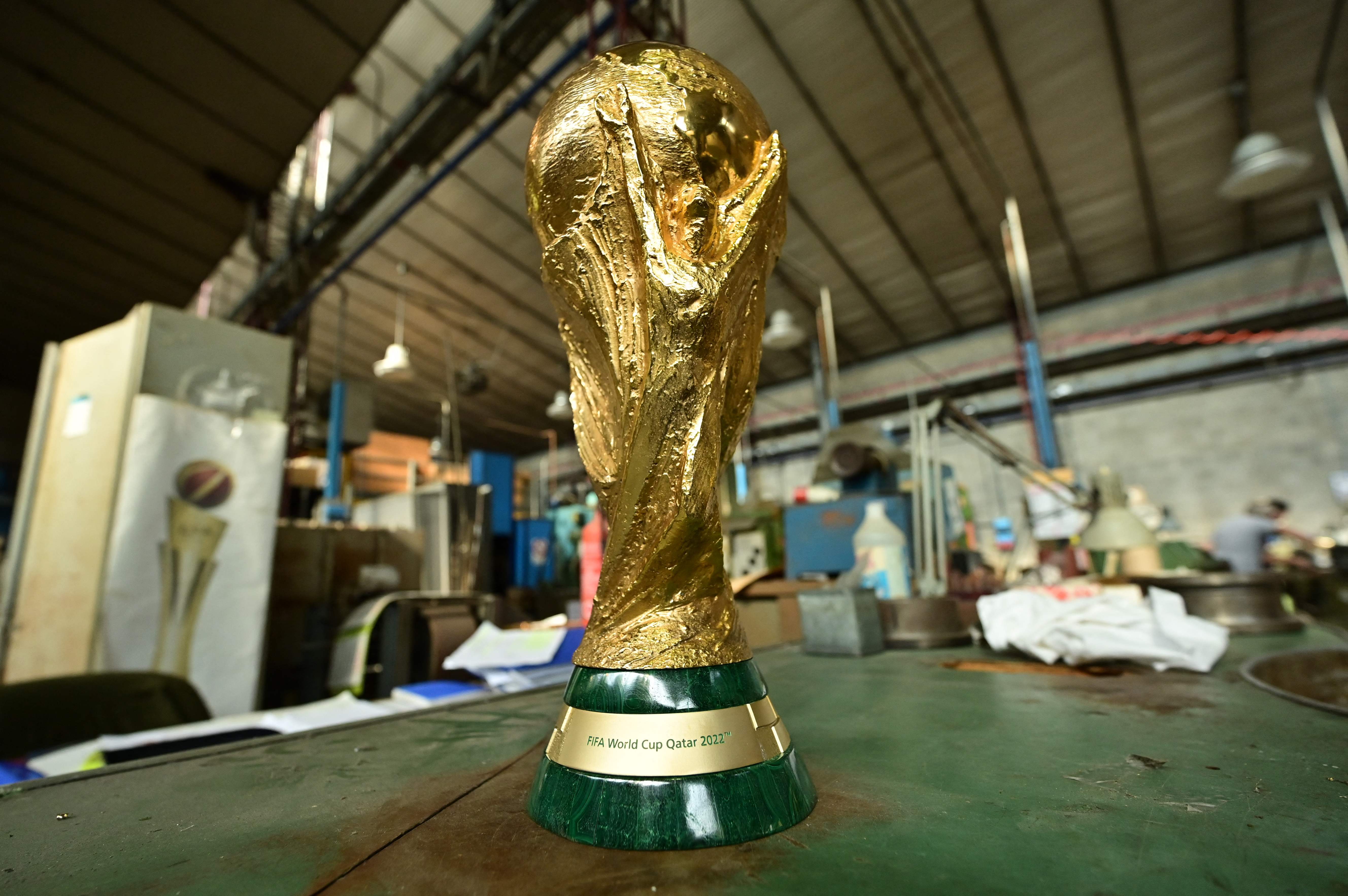 Replika trofi Piala Dunia yang akan dibagikan kepada juara Piala Dunia 2022.