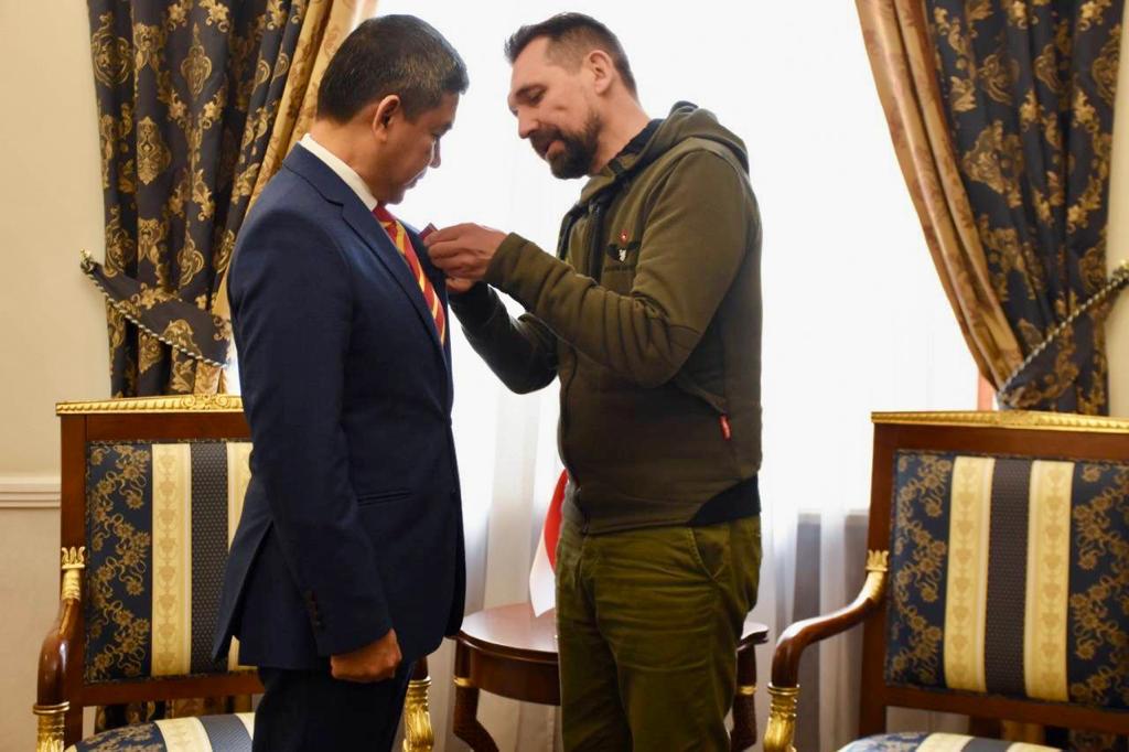 Mantan Dubes RI untuk Ukraina Yuddy Chrisnandi (kiri) saat menerima penghargaan.