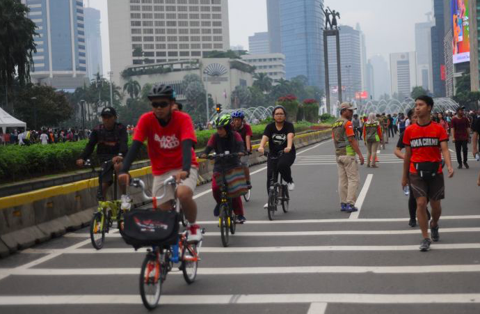 Pesepeda dan pejalan kaki memadati jalan protokol saat carr free day di Jakarta, Maret silam.