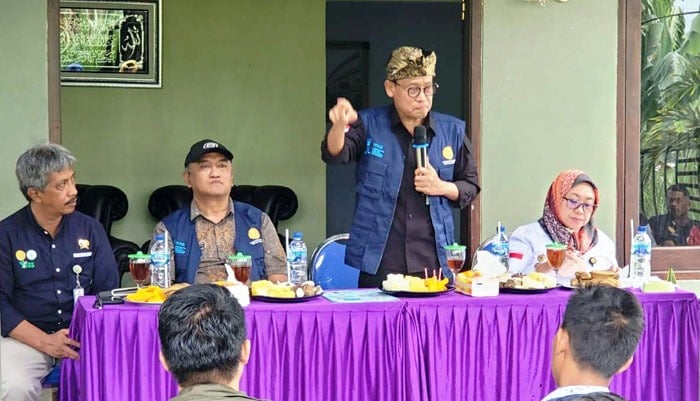 Kepala BPPSDMP Kementan, Dedi Nursyamsi (berdiri) menumbuhkan semangat petani milenial Jawa Timur, Jumat (30/9/2022)