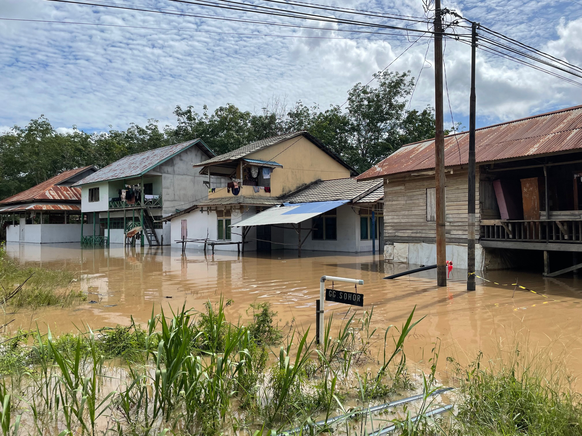 Suasana permukiman yang terendam banjir di Menyumbung Tengah, Kecamatan Sintang, Kabupaten Sintang, Kalbar, Senin (10/10/2022). Akses terput