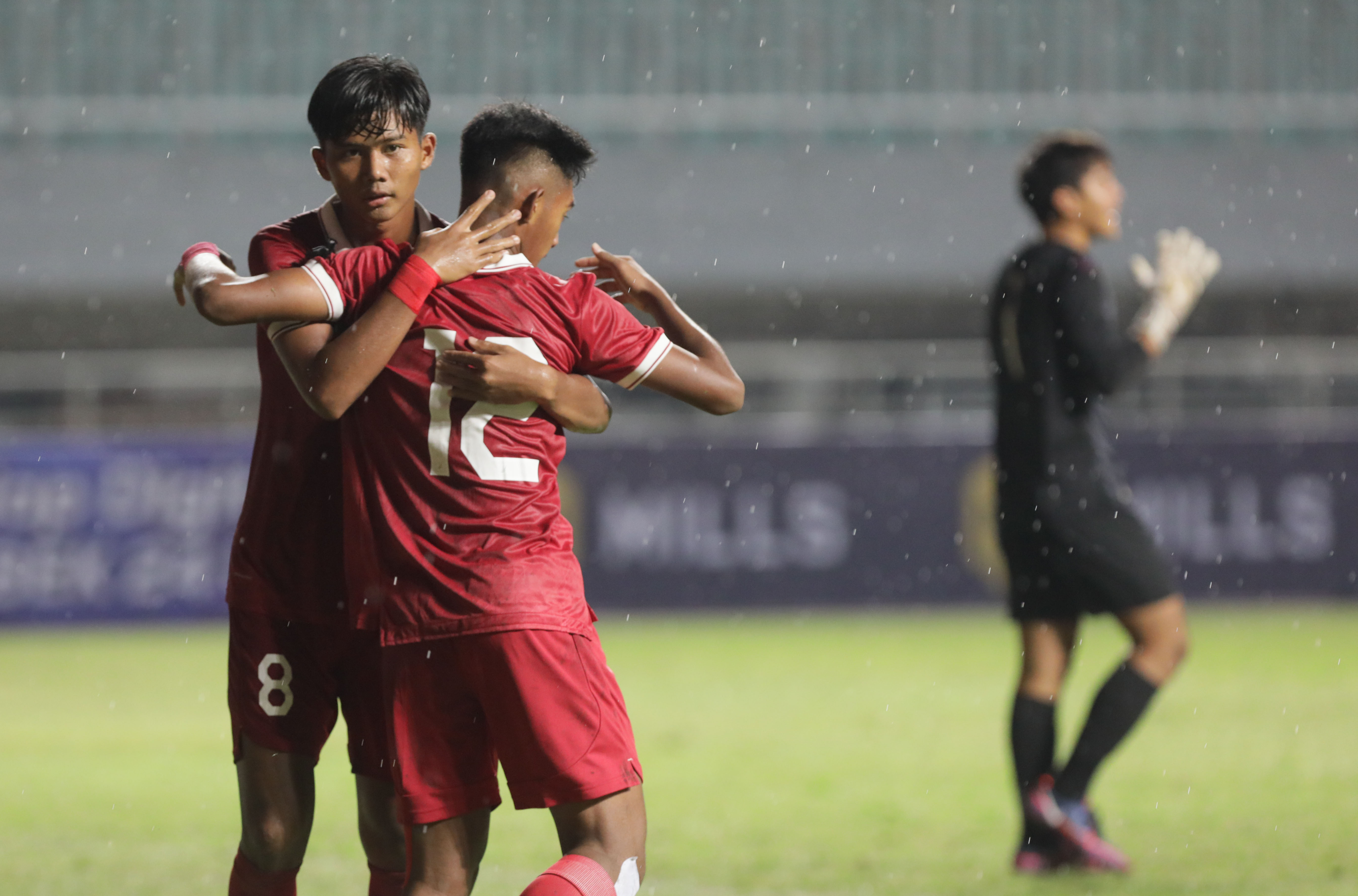 Pemain Timnas Indonesia U17 Arkhan Kaka Putra (kiri) dan Muhammad Narendra Tegar berpelukan seusai mencetak gol