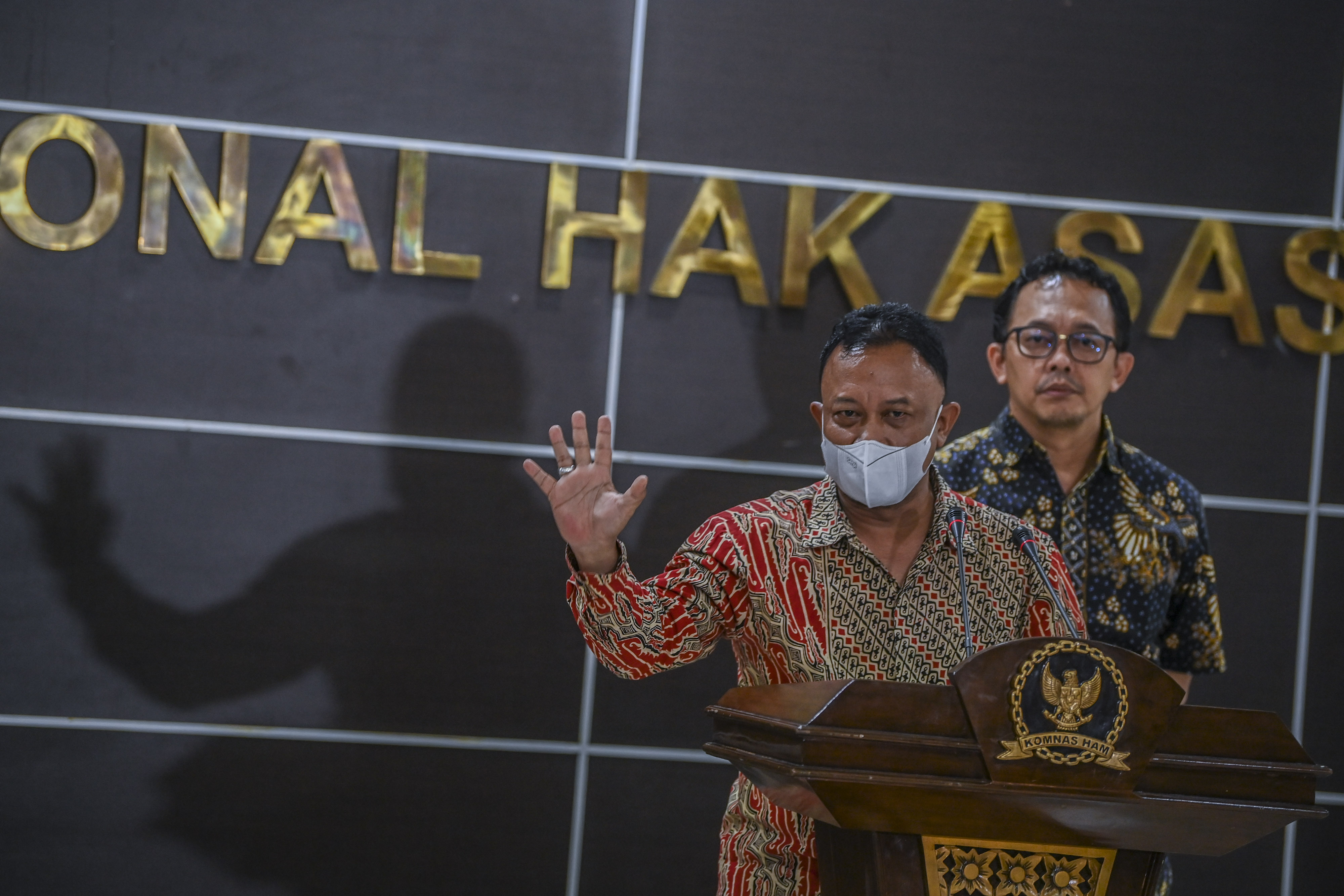 Komisioner Komnas HAM M Choirul Anam didampingi Beka Ulung Hapsara saat berbicara kepada media di Jakarta, Senin (24/10).