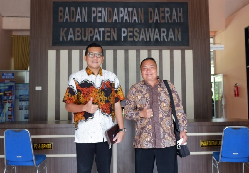 Wajib Pajak Dharmawan (kiri) didampingi kuasa hukumnya  Alessandro Rey menggugat Pemkab Pesawaran ke pengadilan pajak karena tidak sesuai UU