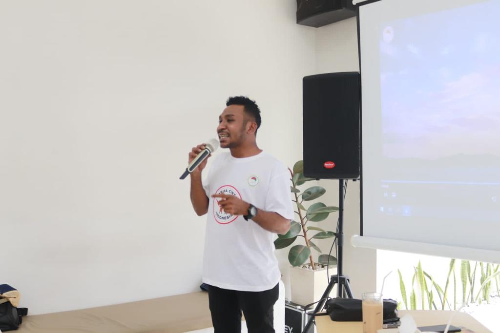 Samri Abdullah memandu diskusi Eksponen Muda Papua (EMP) wilayah Malang, Jawa Timur, Selasa (11/10/2022). 