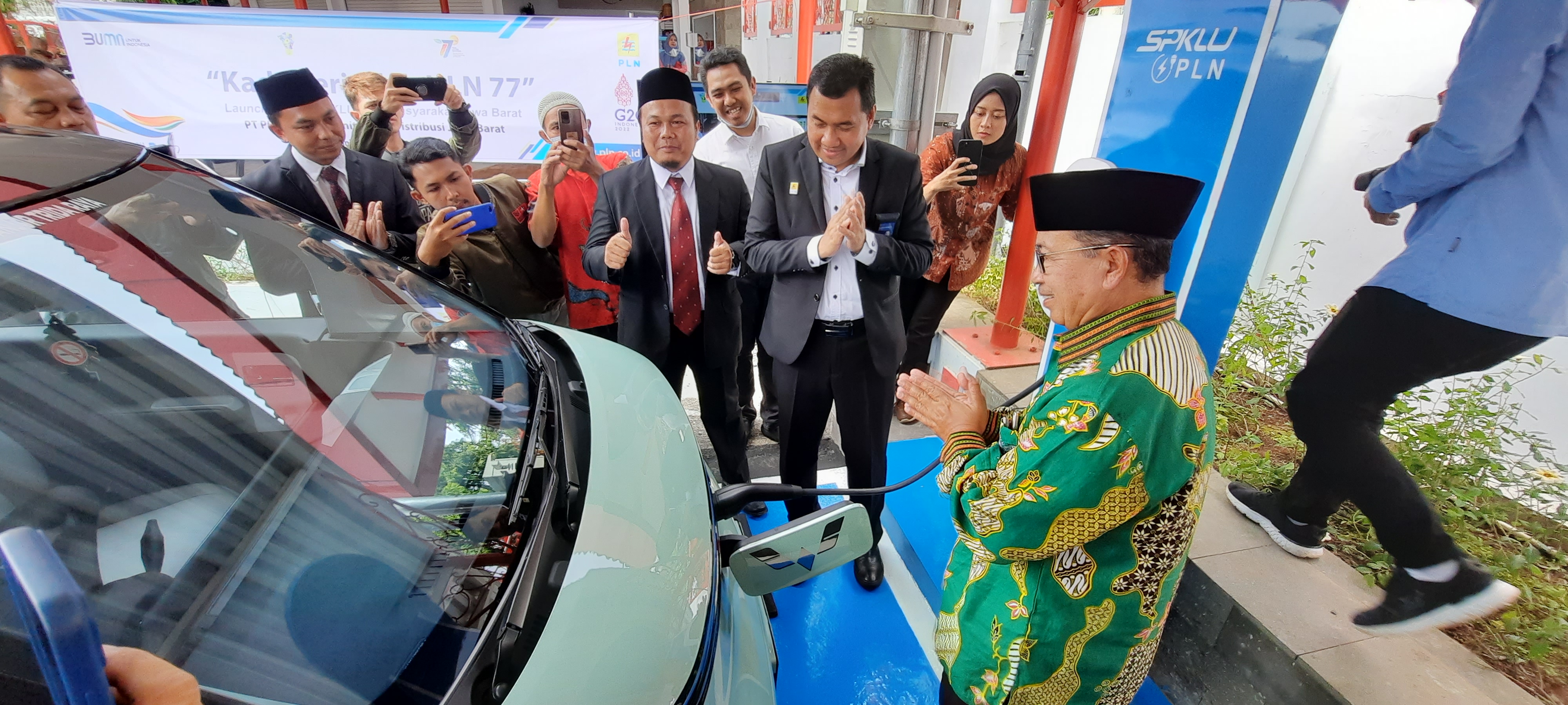 Bupati Cianjur Herman Suherman didampingi Manajer PLN UP3 Cianjur Hermansyah melakukan simulasi pengisian bahan bakar mobil listrik di SPKLU