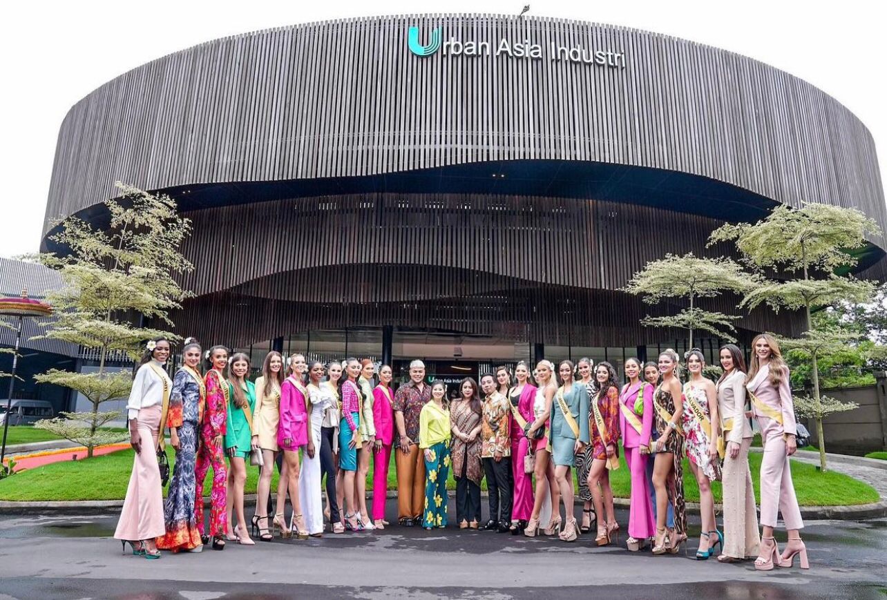 Para peserta dari berbagai negara kegiatan pra-kontes Miss Grand International 2022 berpose di Bali.