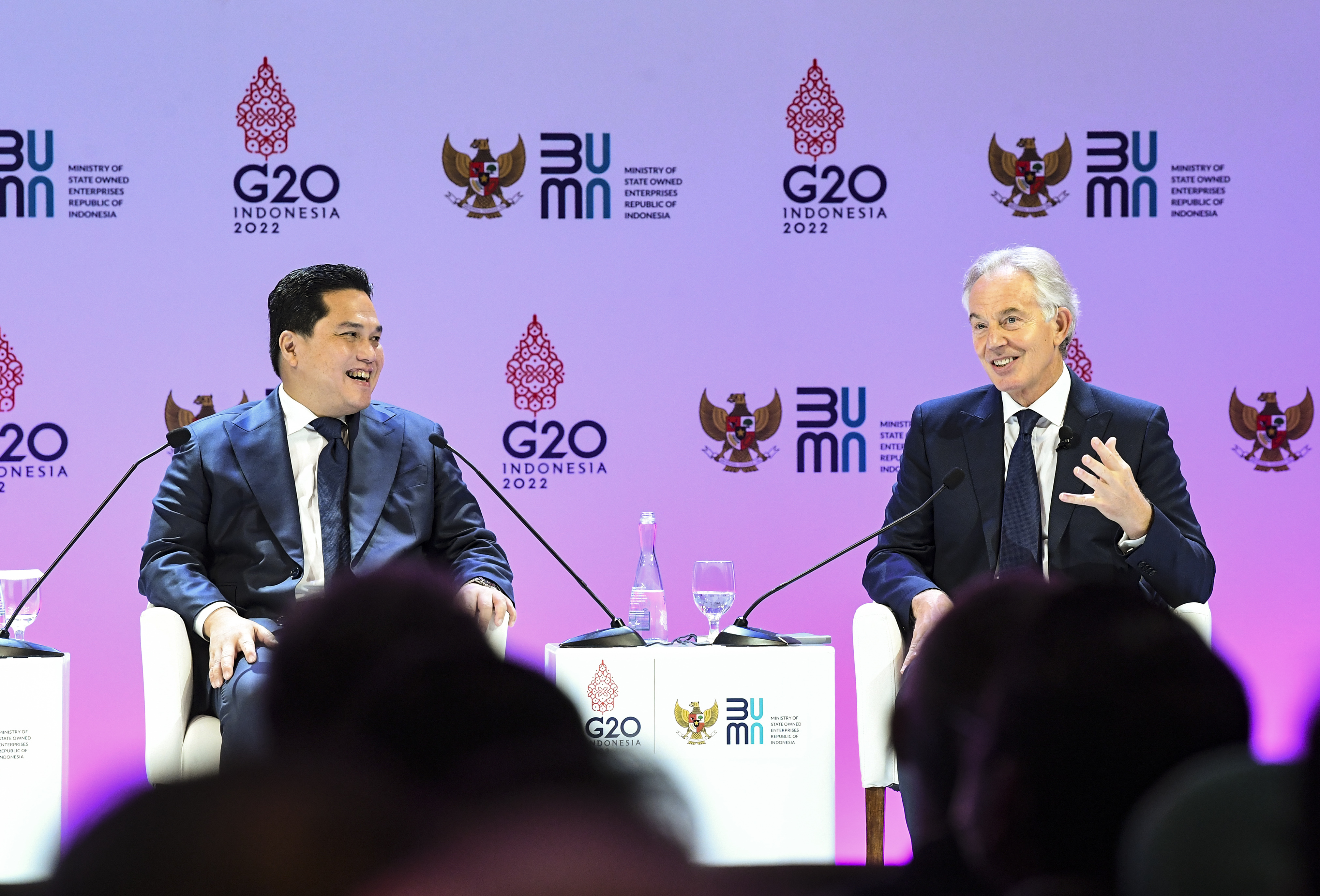 Menteri BUMN Erick Thohir (kiri) bersama mantan PM Inggris Tony Blair di ajang (SOE) International Conference di Nusa Dua, Bali.