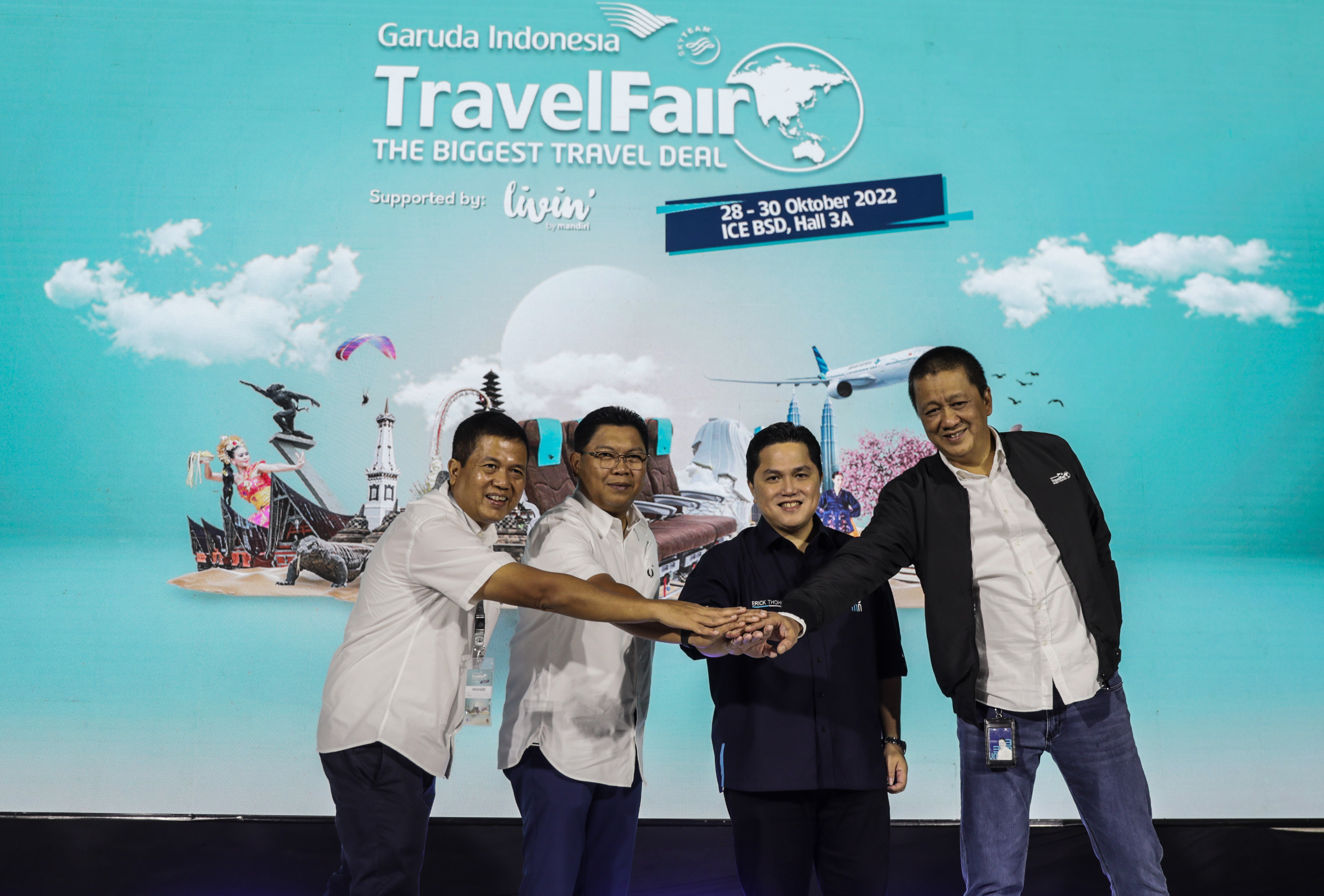 Menteri BUMN Erick Thohir (dua dari kanan) saat membuka Garuda Indonesia Travel Fair di ICE BSD, Tangerang Selatan, Banten, Jumat (28/10).