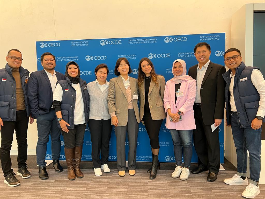 Delegasi Kemenkominfo diwakili Anita Karolina, Devie Rahmawati, Ivana Maida, dan Rizky Ameliah dalam pertemuan OECD di Paris, Prancis.