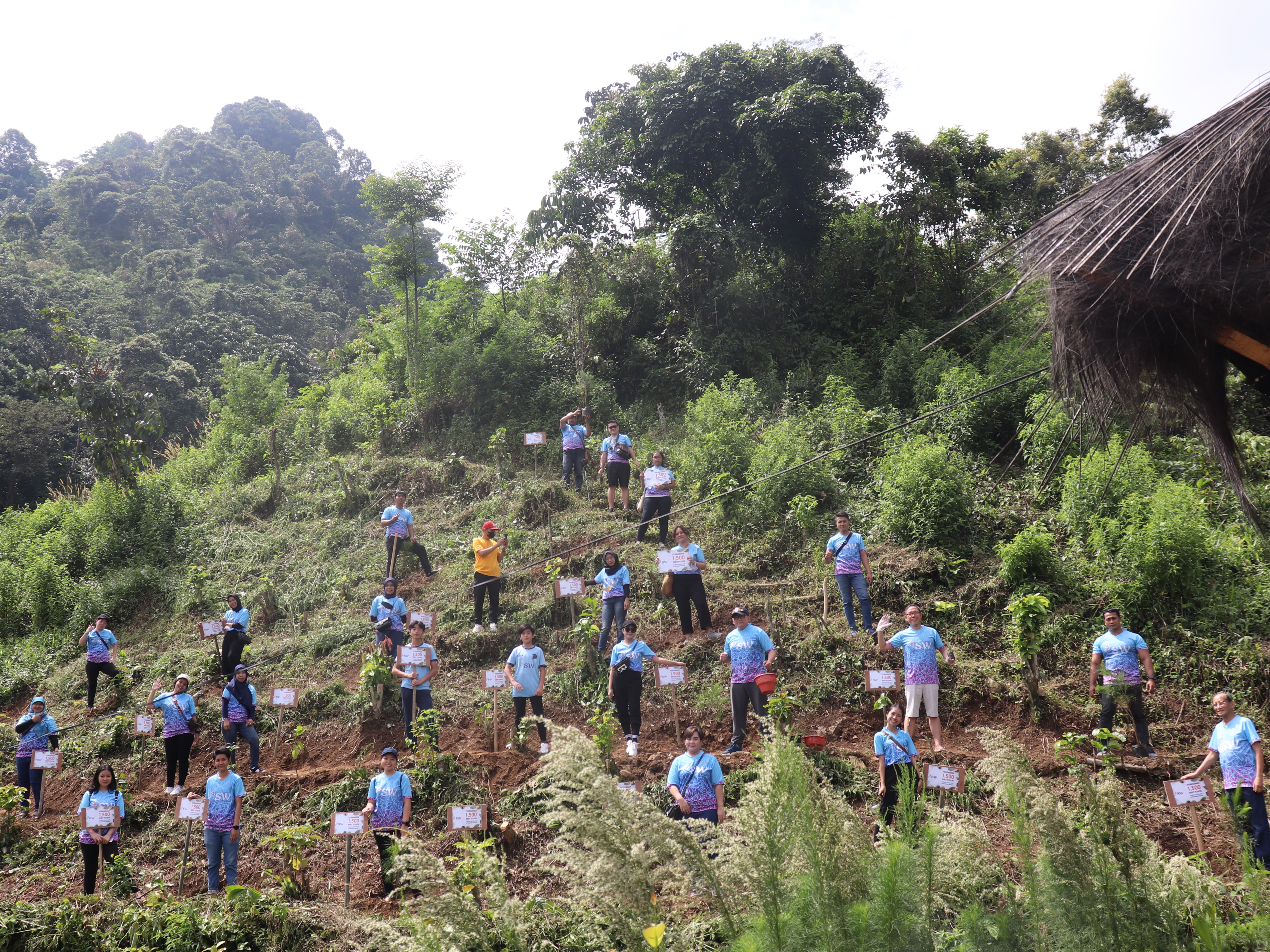 Penanaman 1.500 bibit pohon di Kampung Wangun Dua, Sentul, Jawa Barat.