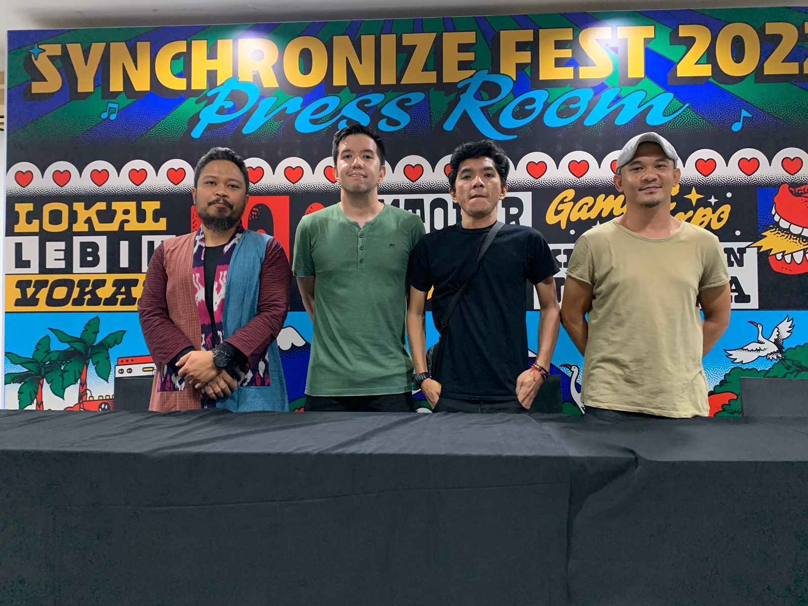 Pusakata dan Payung Teduh di Synchronize 2022