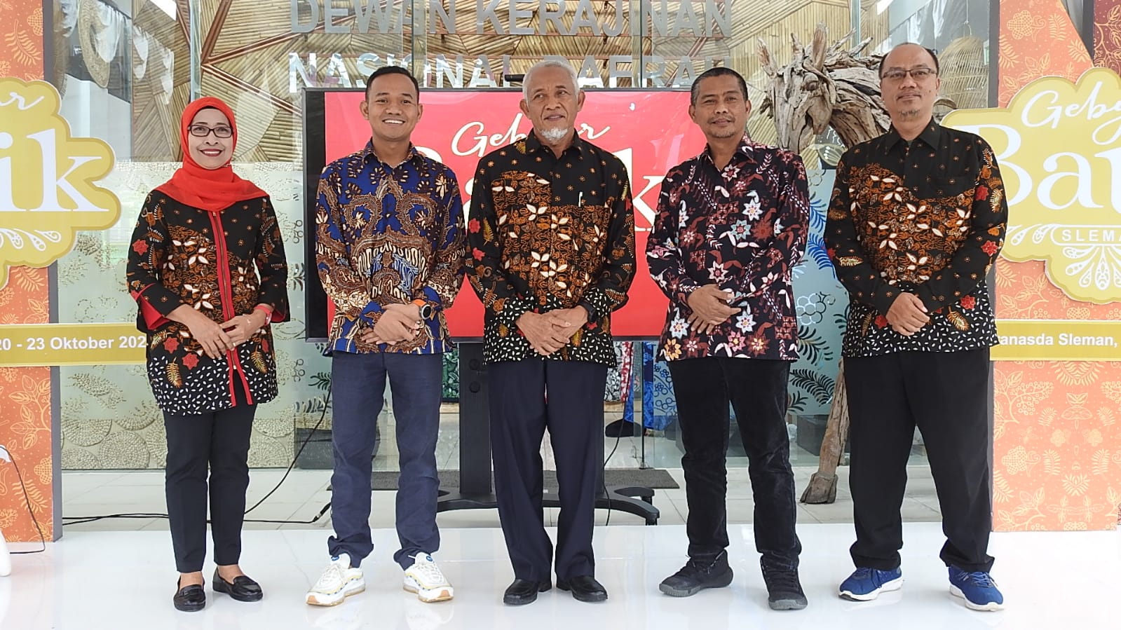 Ketua Umum Dekranasda Kabupaten Sleman Sri Purnomo (tengah) pada acara pembukaan Gebyar Batik Sleman 2022, Kamis (20/10).