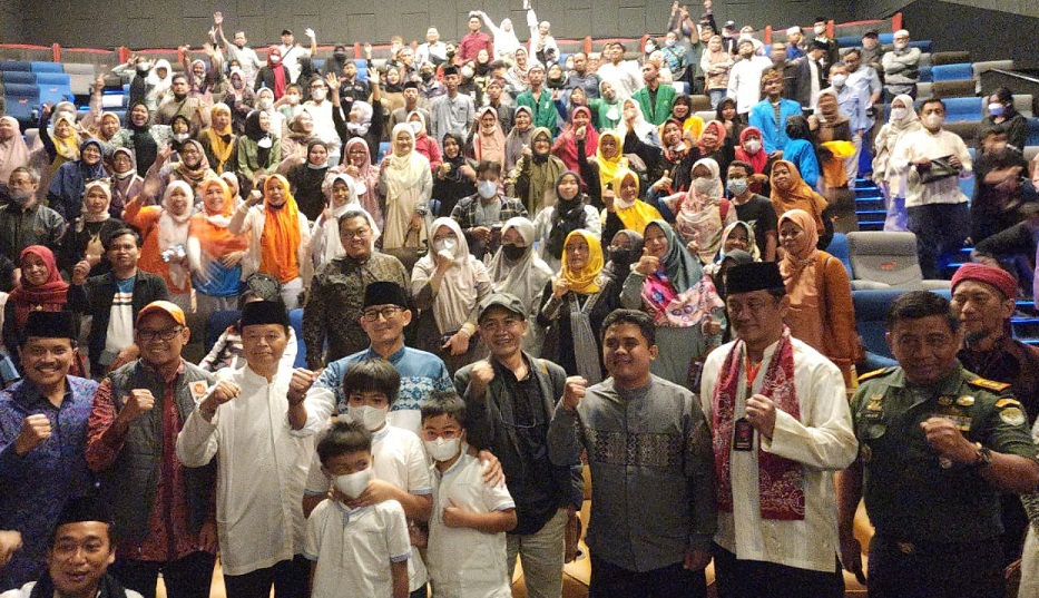 Kegiatan nonton bareng film 'Jejak Langkah 2 Ulama' di Bioskop D'Mall Depok, Sabtu (22/10). 