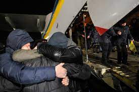 Ilustrasi: Tahanan yang dilepas kelompok seperatis pro-Rusia berpelukan dengan keluarga mereka.