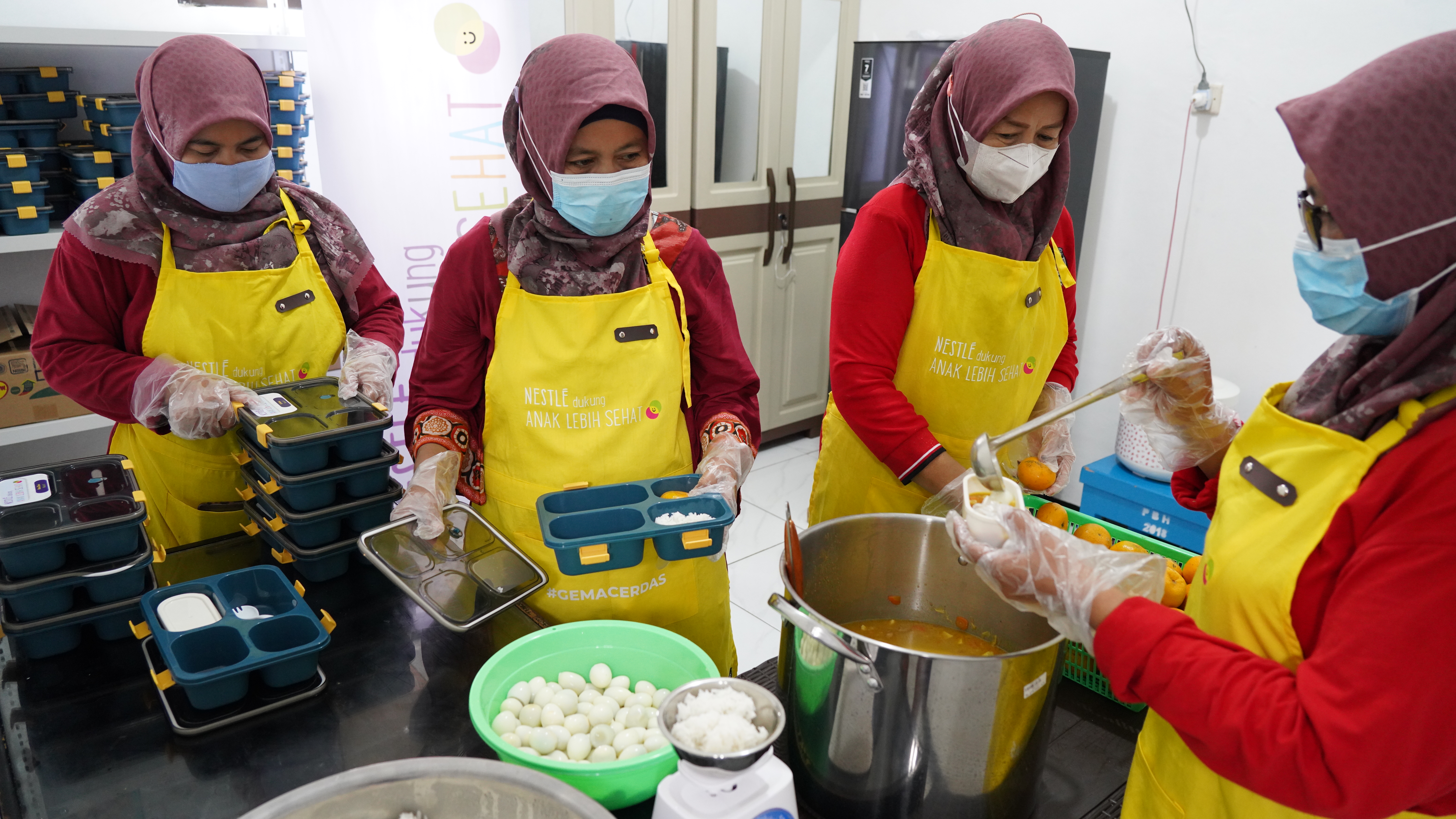 Para ibu mempersiapkan menu di kegiatan Dapur Sehat Atasi Stunting (DASHAT) didirikan oleh Nestle Indonesia kerja sama dengan BKKBN.