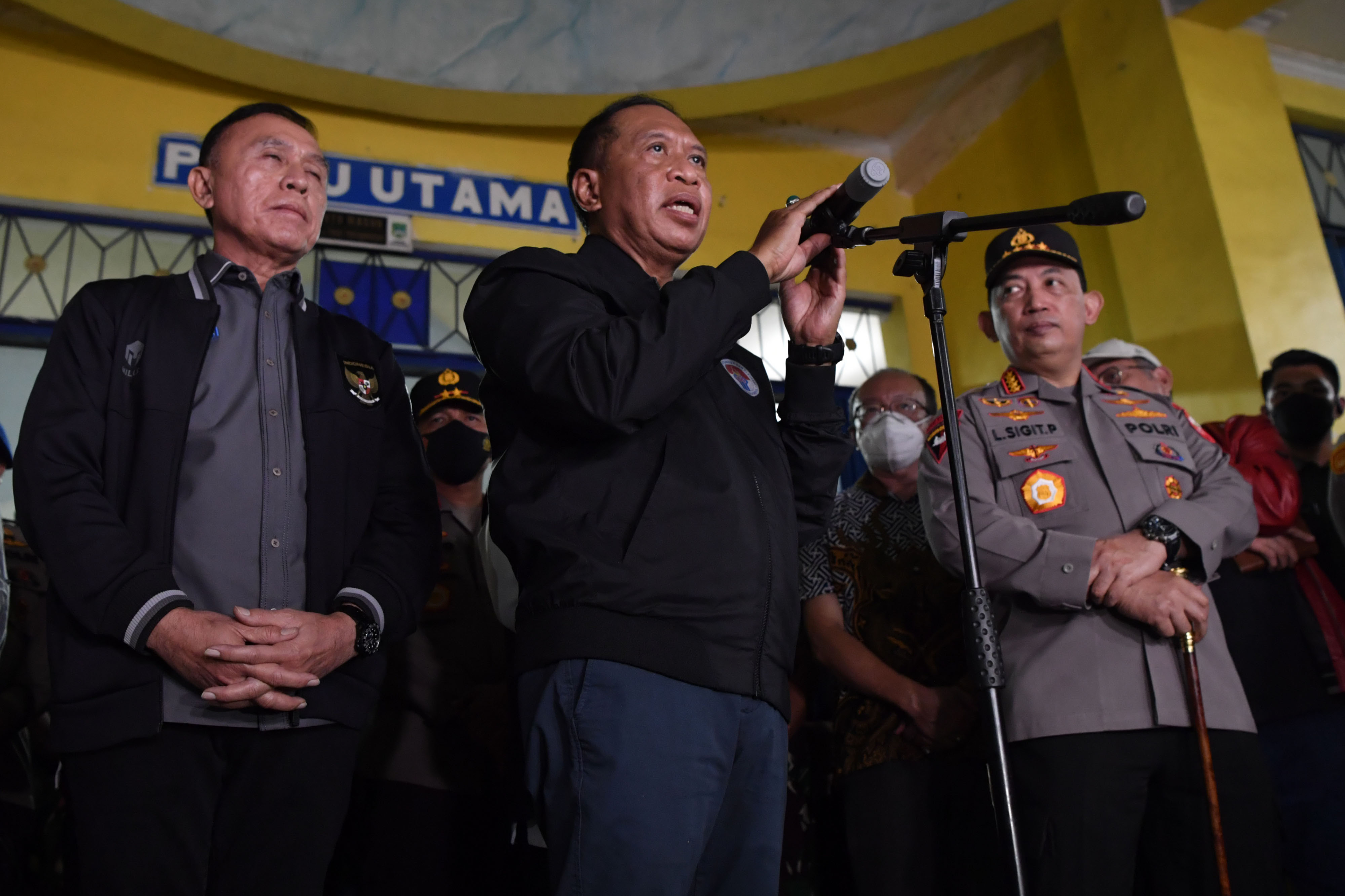 Menpora Zainudin Amali bersama Kapolri Jenderal Listyo Sigit Prabowo dan Ketum PSSI M Iriawan di Malang, Jawa Timur, Minggu (2/10).