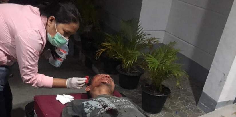 GEMPA BUMI: Warga mendapatkan perawatan intensif setelah terdampak reruntuhan material oleh guncangan gempa bumi M 6.0, Sabtu (1/10)