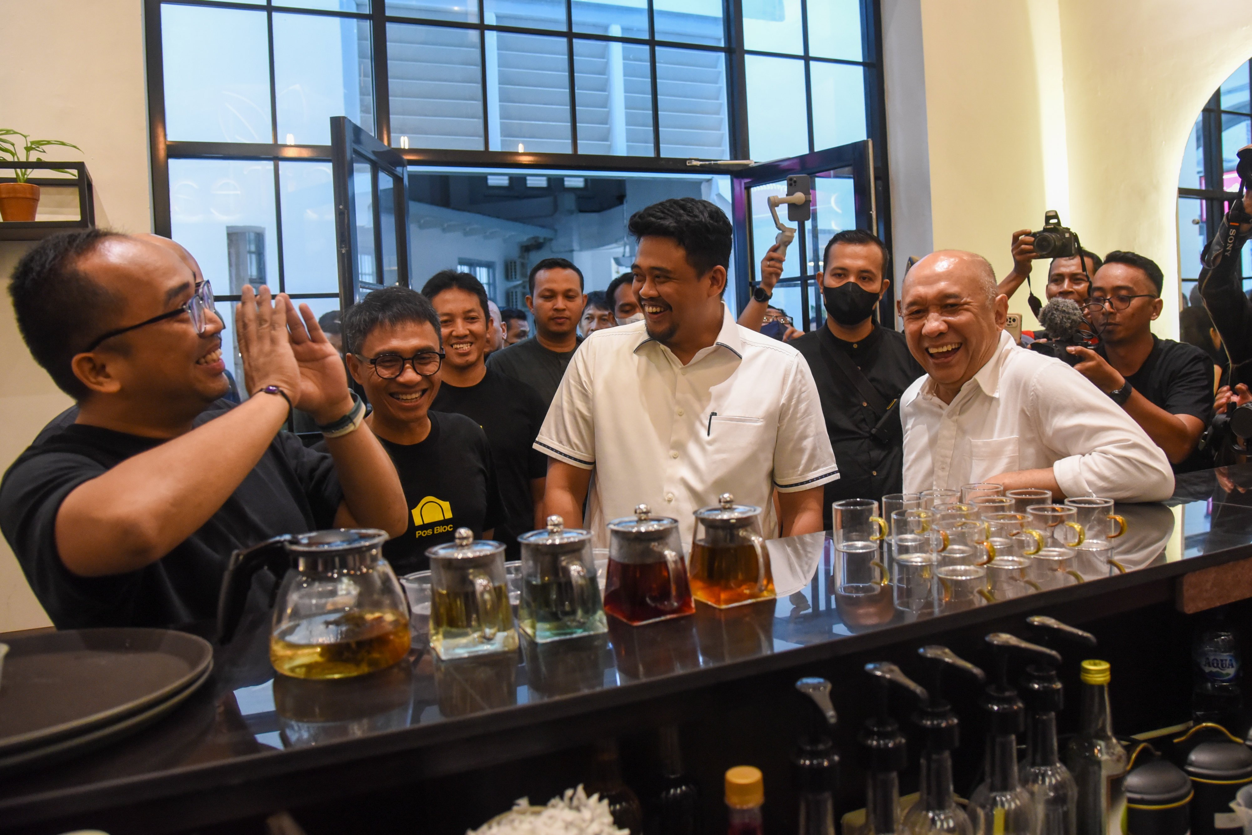 Menteri Koperasi dan Usaha Kecil Menengah Teten MasdukiÊ(kanan) didampingi Wali Kota Medan Bobby Nasution (tengah) di Pos Bloc Medan. 