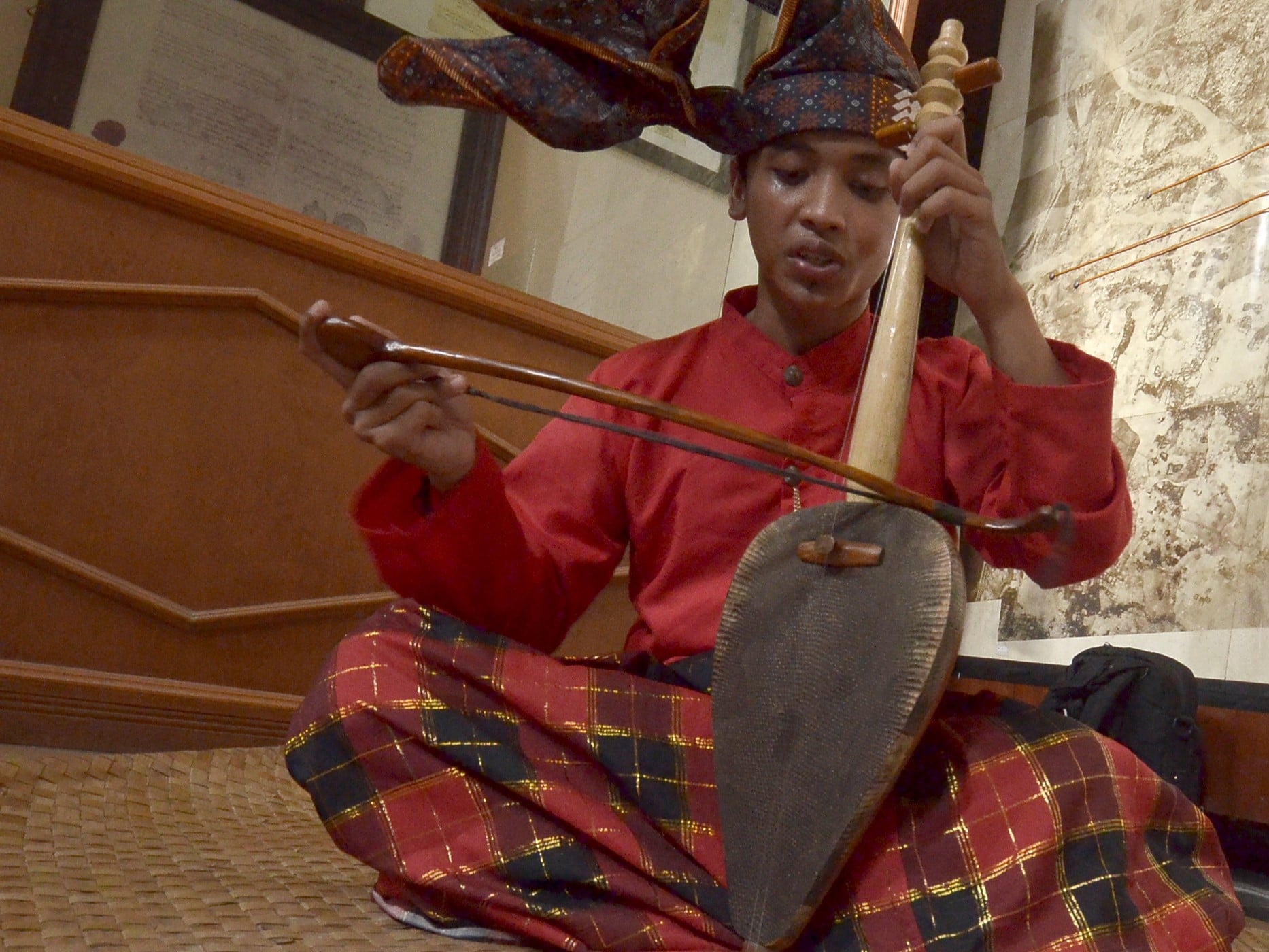 Seniman alat musik tradisional kecapi Sinrili membacakan kisah tentang perjanjian Bongaya.