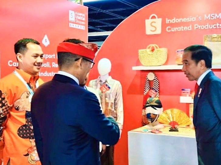 Presiden Joko Widodo berbincang dengan salah satu pelaku UMKM usai membuka Konferensi ke-3 Ekonomi Kreatif di Nusa Dua-Bali, Kamis (6/10). 
