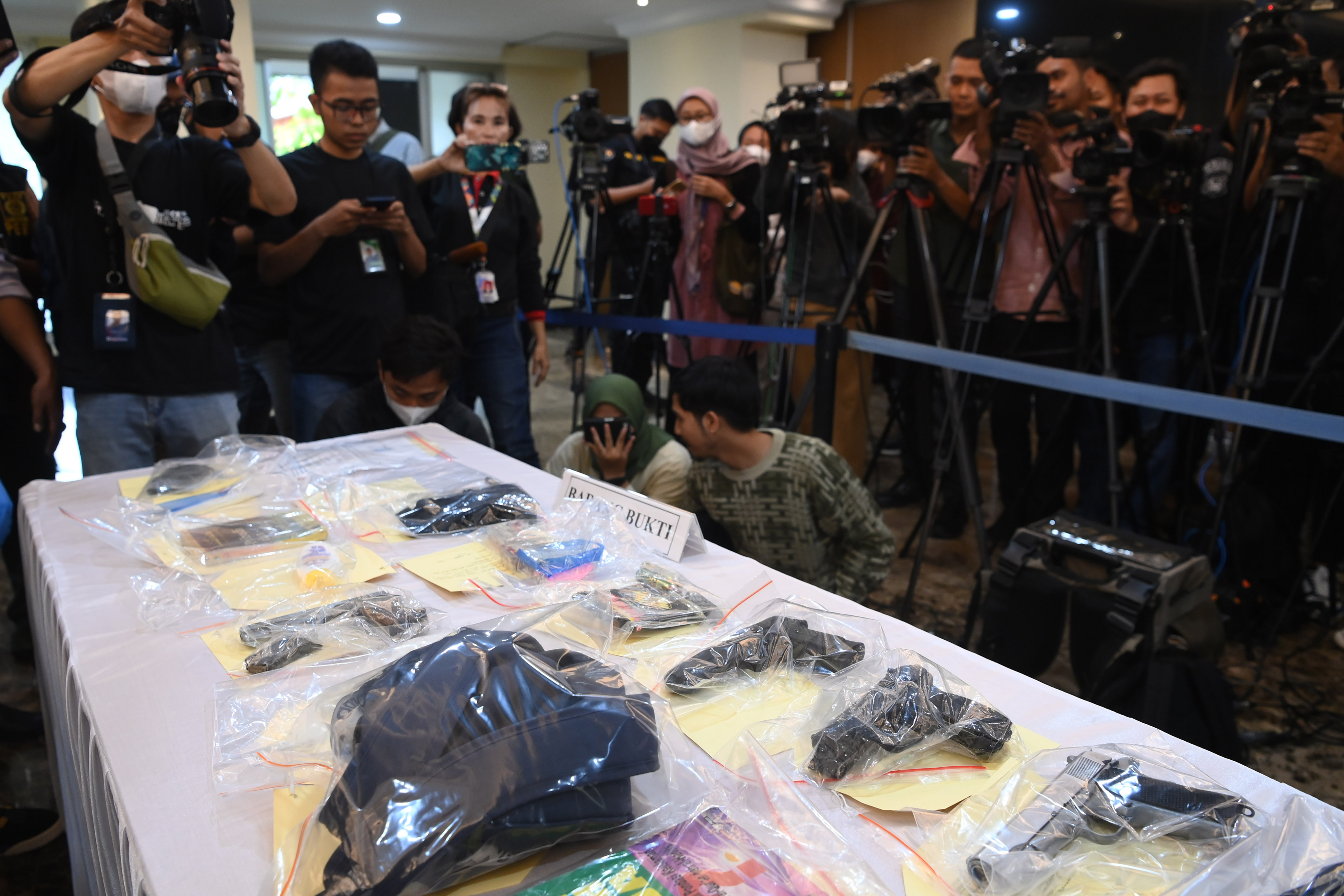 Barang bukti kasus perempuan penodong pistol ke personel Paspampres, di Polda Metro Jaya, Jakarta.