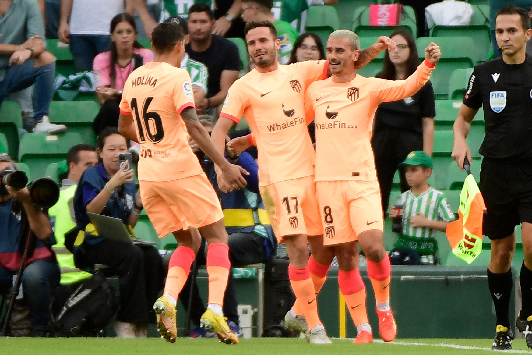 Penyerang Atletico Madrid Antoine Griezmann (kanan) melakukan selebrasi usai mencetak gol ke gawang Real Betis di laga La Liga.