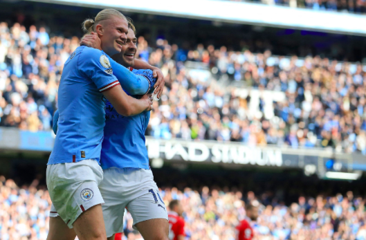 Striker Man City asal Norwegia Erling Haaland (kiri) merayakan gol kelima timnya dan yang ketiga dengan Jack Grealish (kanan).