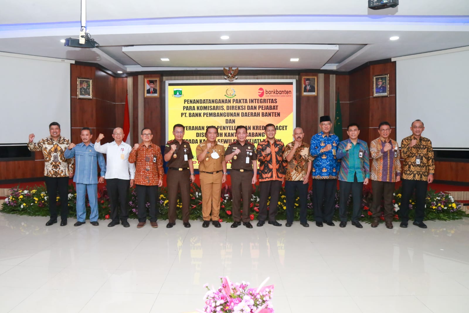 Pj Gubernur Bnaten AL Muktabar bersama Kajati Banten dan pengurus Bank Banten