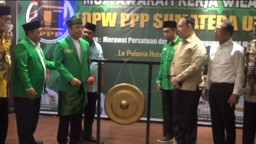 Plt Ketua Umum PPP Muhammad Mardiono memukul gong menandai dibukanya Musyawarah Kerja Wilayah (Mukerwil) DPW Sumut, Sabtu (8/10/2022)