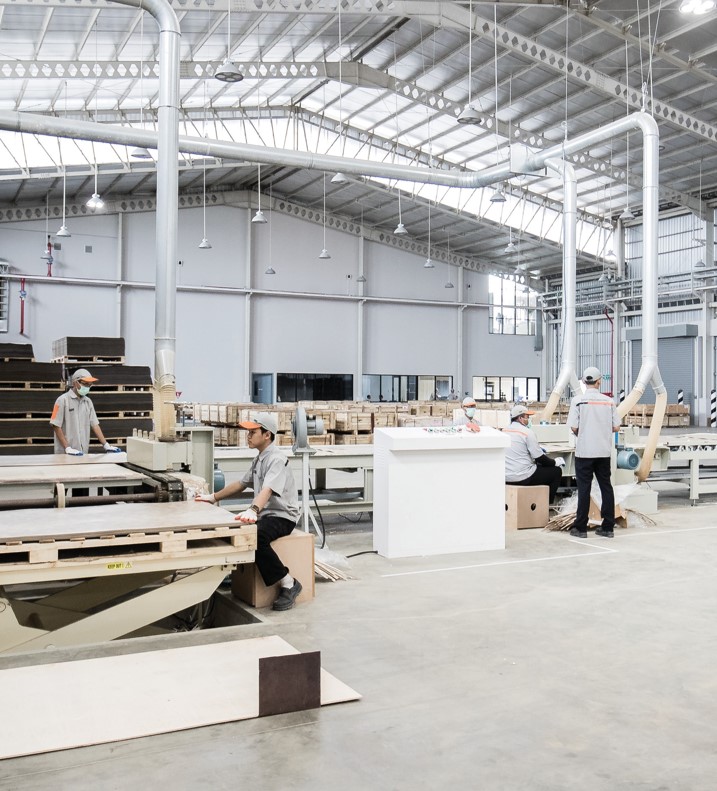 Sejumlah pekerja tengah melakukan proses produksi di bengkel kerja Taco Indonesia