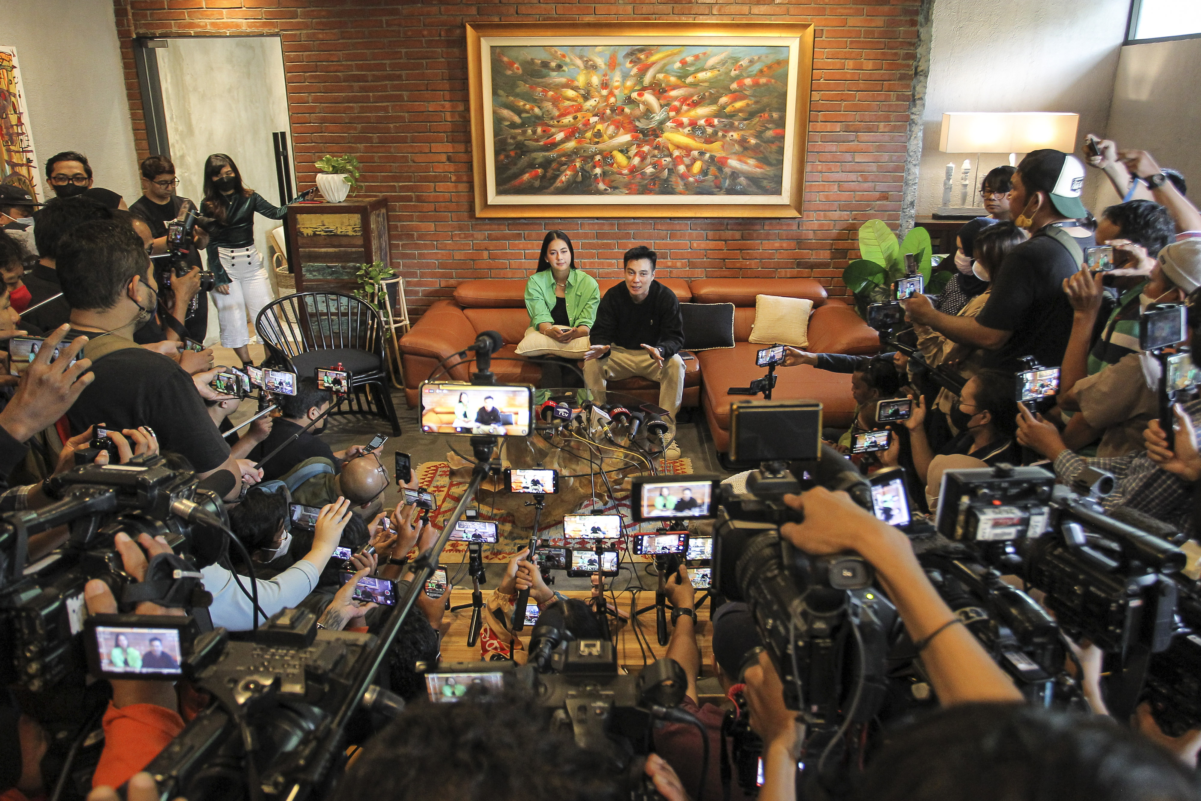 Baim Wong dan istrinya, Paula Verhoeven, saat menyampaikan keterangan pers.