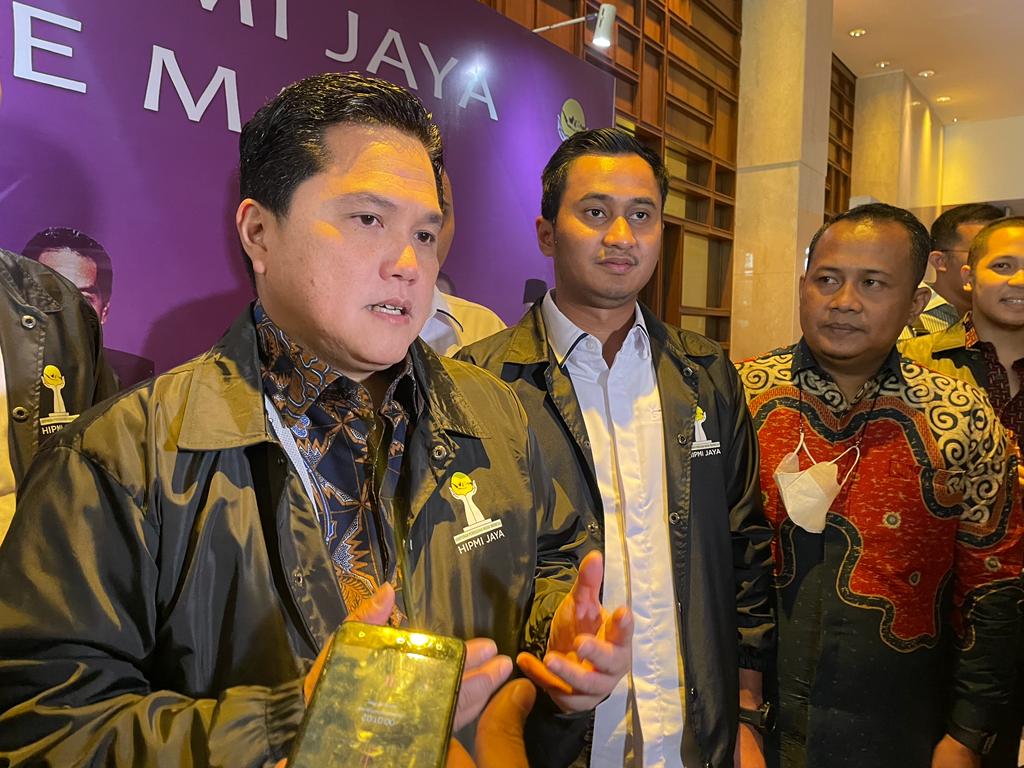 Menteri BUMN Erick Thohir dan Ketua BPD HIPMI Jaya, Sona Maesana, saat diwawancarai wartawan.
