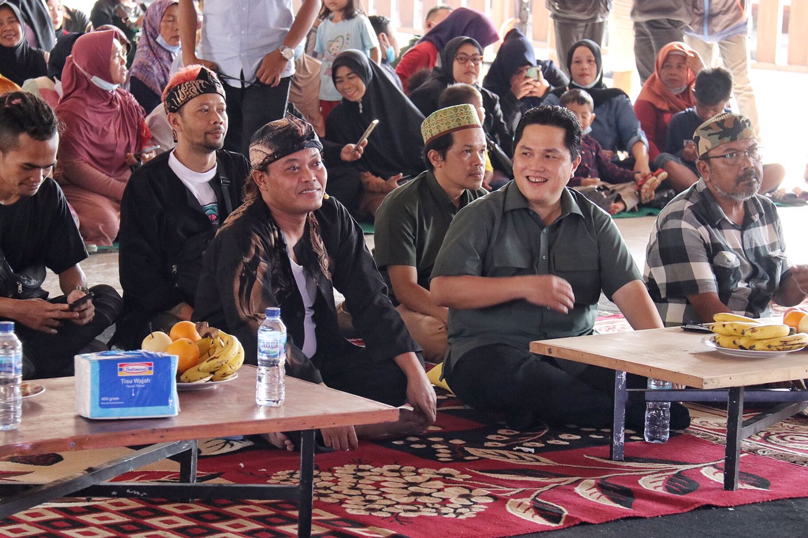 Menteri BUMN Erick Thohir bersama sejumlah warga di Kota Bandung, Jawa Barat