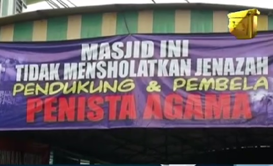 Spanduk penolakan menyolatkan pendukung Basuki Tjahaya Purnama yang dipasang warga karena dampak polarisasi akibat Pilkada DKI jakarta 2017.