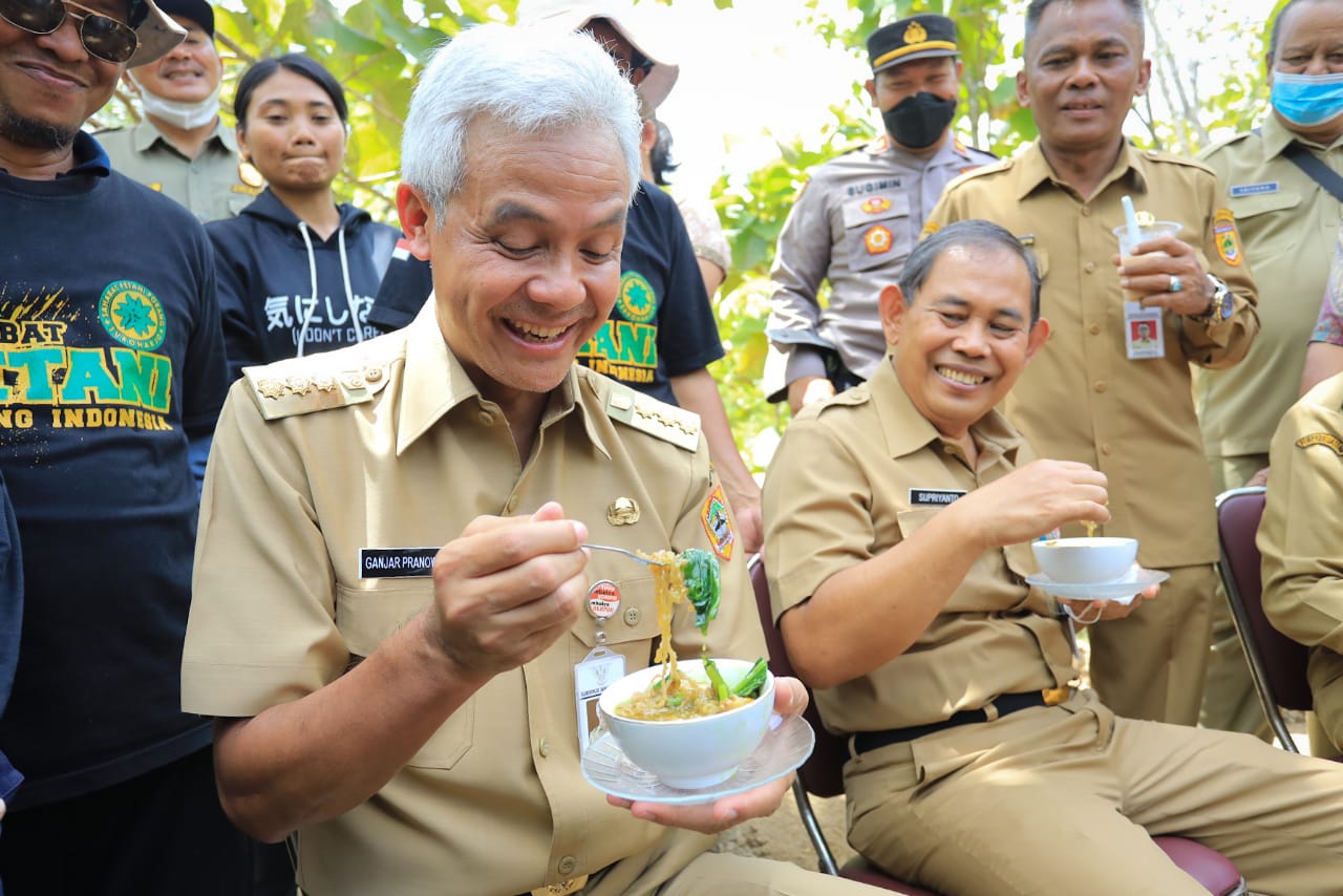 Gubernur Jateng Ganjar Pranowo menikmati makanan olahan porang di Dukuh Tritis, Desa Kamal, Kecamatan Bulu, Kabupaten Sukoharjo, Jateng. 