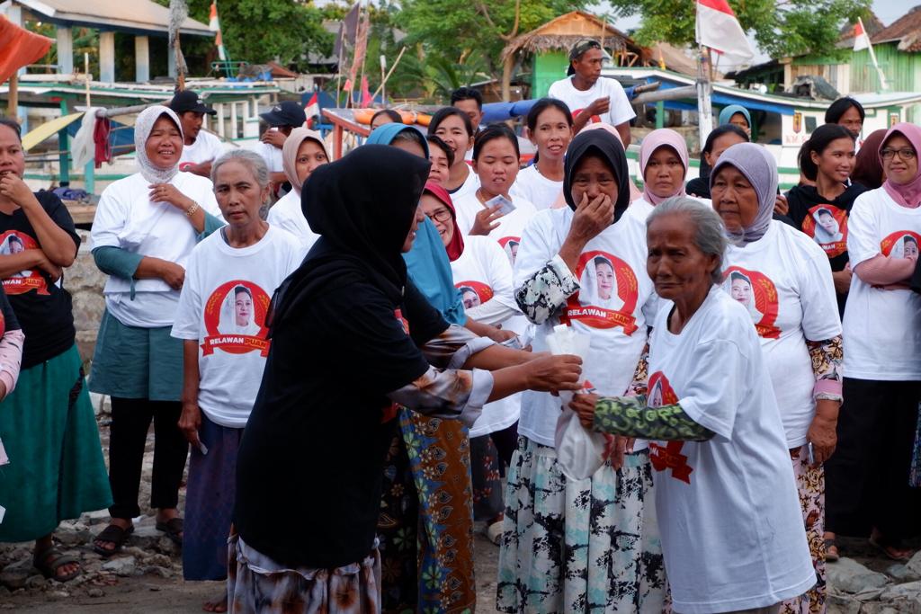 Relawan Puan memberikan ratusan sembako kepada masyarakat di Kampung Pasirandu, Kecamatan Curug, Kabupaten Tangerang, Banten.  
