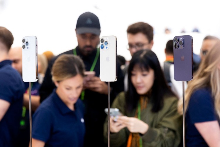 iPhone 14 Pro dan 14 Pro Max hadir dalam varian warna space black, silver, gold, dan deep purple.