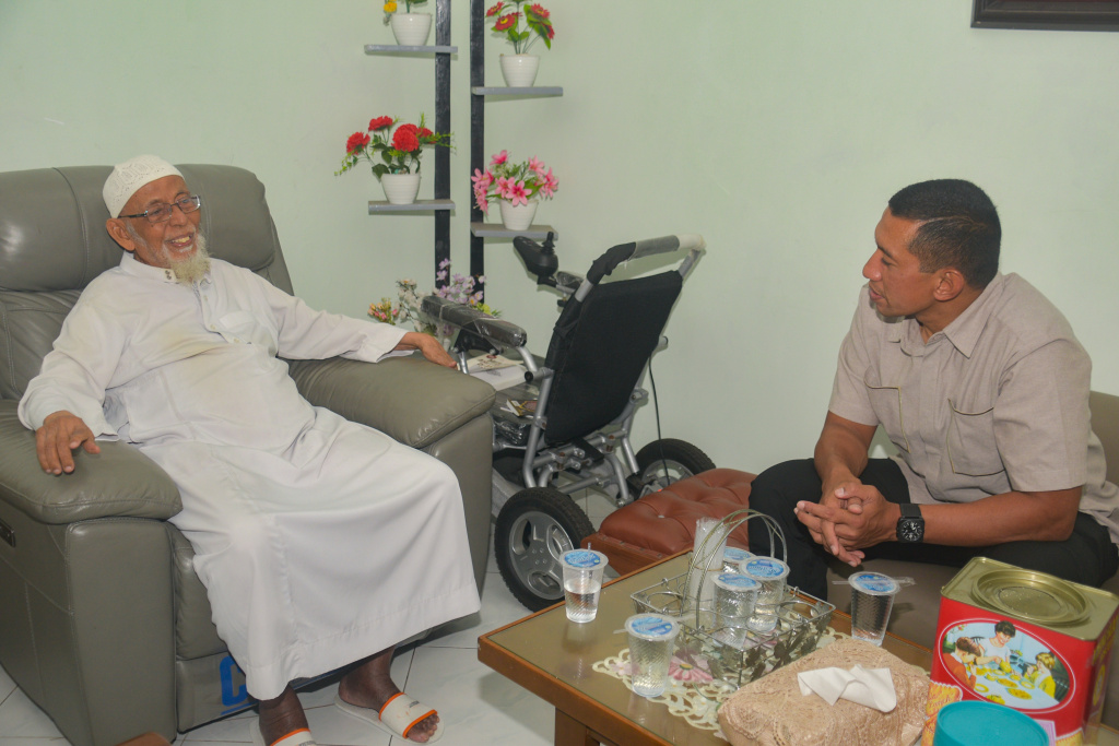 Pendiri Ngruki Ustaz Abu Bakar Ba'asyir dan Komandan Korem 074/Warastratama Kolonel Inf Anan Nurakhman 