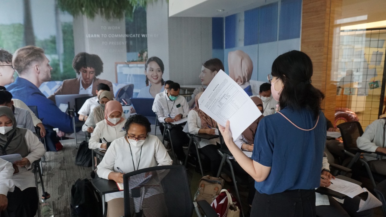 Pengajar EF melatih kemampuan bahasa Inggris staf-staf di Kemenko Marves yang berfokus pada pelatihan Business English.