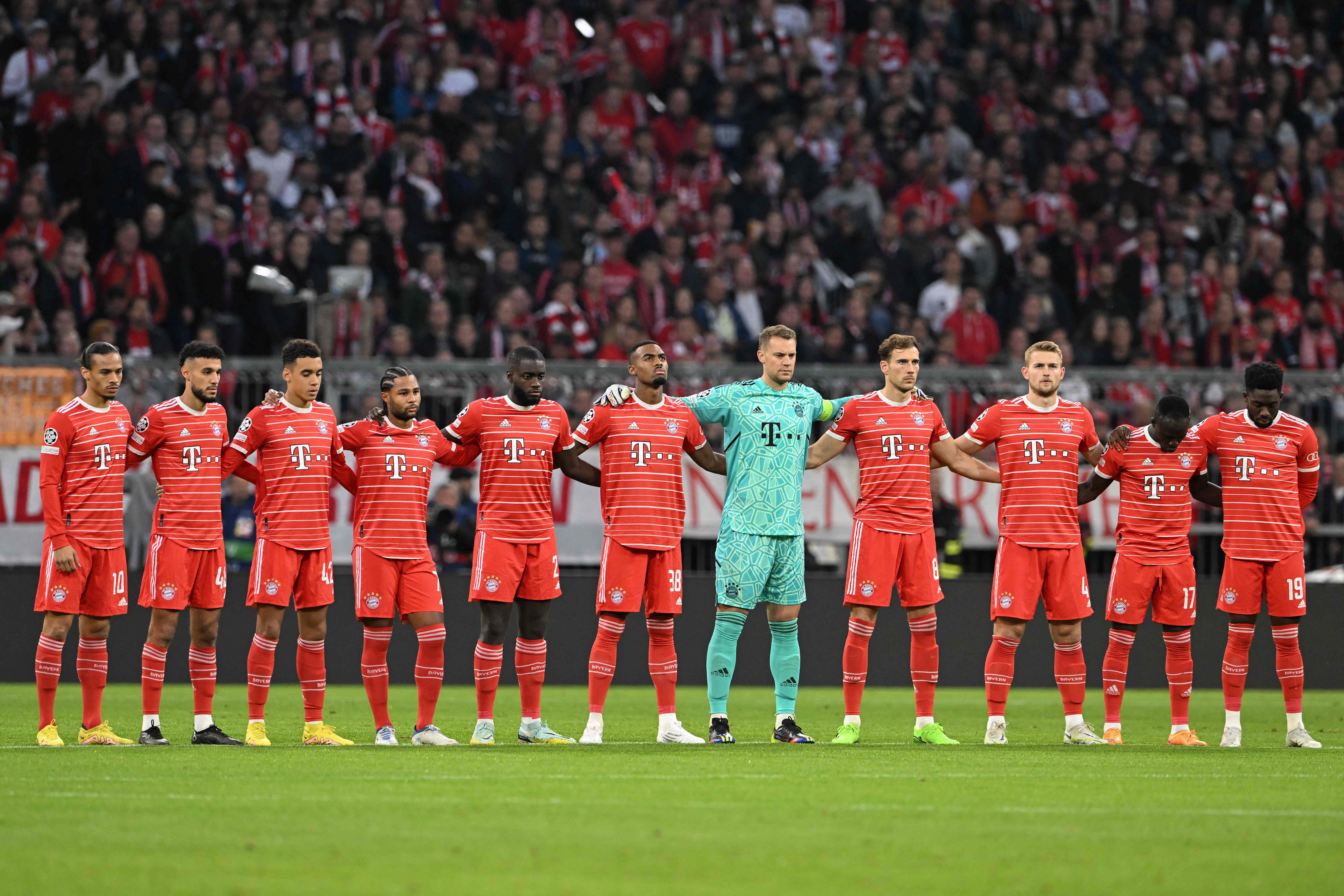 Pemain Bayern Muenchen melakukan aksi duka cita atas tragedi di Stadion Kanjuruhan