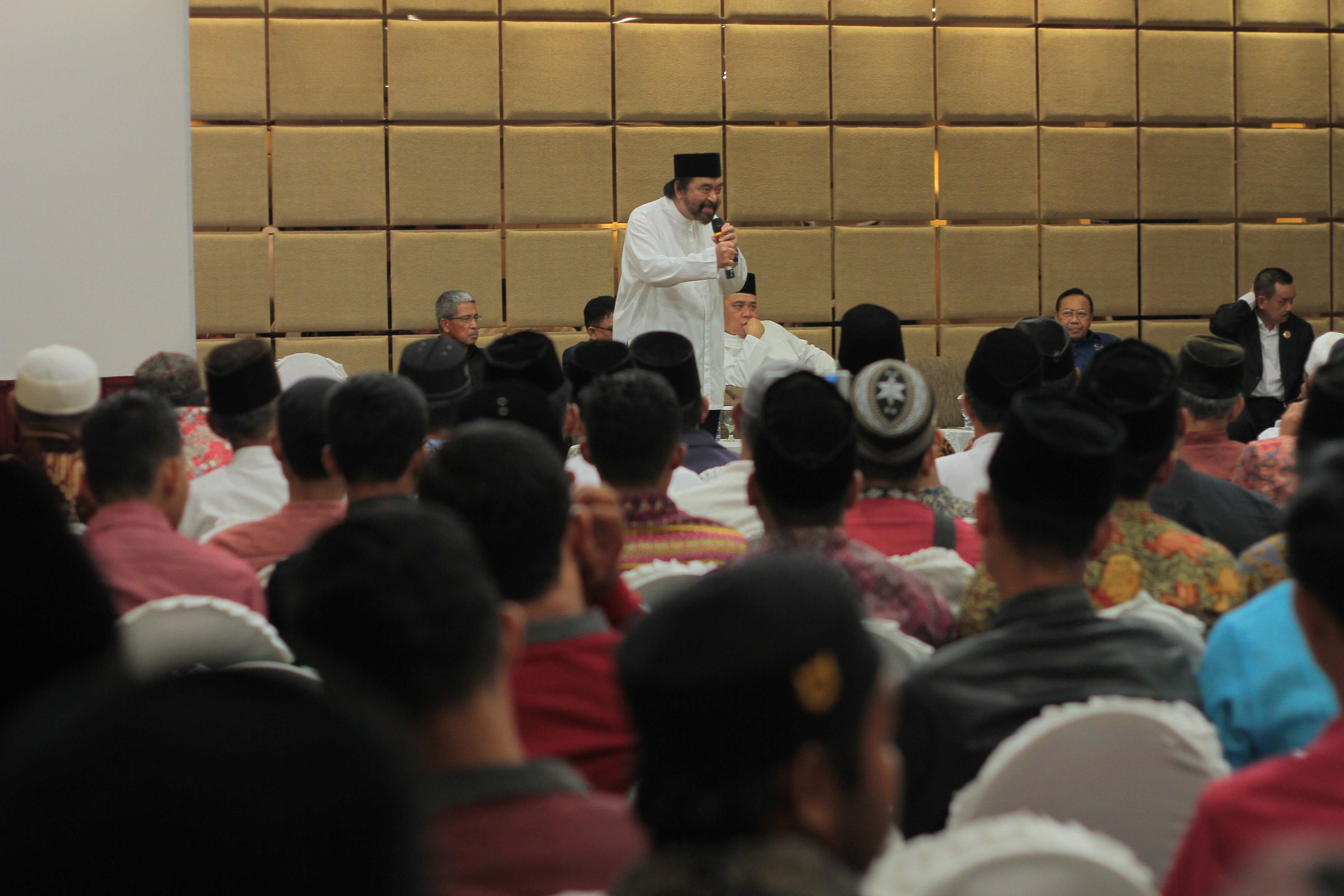 Ketua Umum Partai NasDem Surya Paloh saat berdialog dengan warga Sumatra Barat