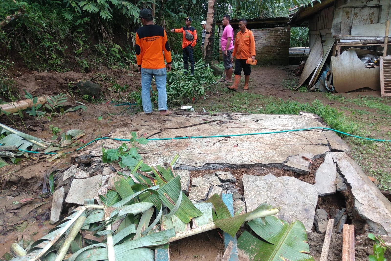 BPBD Wonosobo meninjau lokasi tanah longsor dan tanah bergerak di Kecamatan Wadaslintang, Wonosobo, Jawa Tengah.