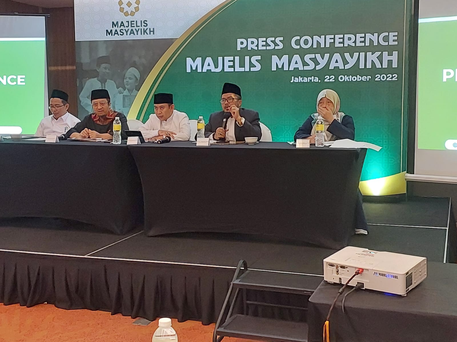 Kiri ke kanan:  Prof. Waryono Abdul Ghafur KH Jaman Nurchotib Mansur KH Abdul Ghofarrozin, M.Ed Dr KH A. Muhyiddin Khotib Dr Hj. Amrah Kasim