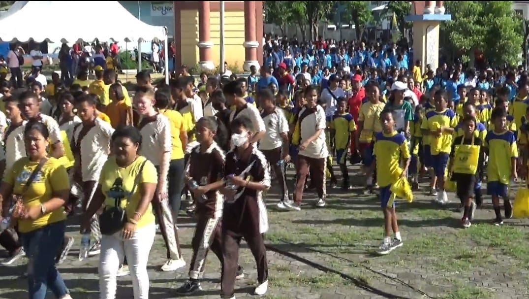 Kegiatan jalan sehat dalam rangka perayaan HUT Partai Golkar di Kabupaten Flores Timur, NTT.