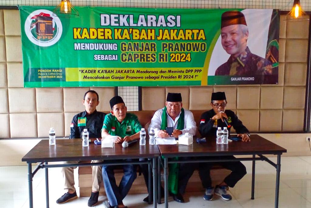 Koordinator Kader Kabah Jakarta, Muchbari (baju putih), saat deklarasi dukung Ganjar Pranowo di kawasan Jakarta, Kamis (6/10/2022).